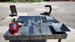 Table de soudure sur mesure en métal avec accessoires de découpe laser et casque de protection.