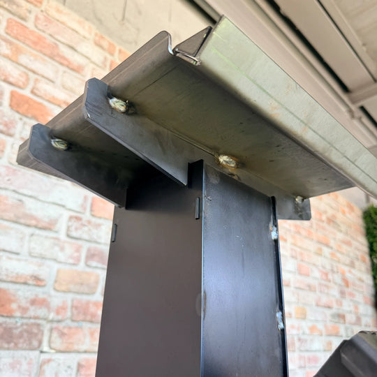 Détail d'une pièce métallique soudée en chaudronnerie industrielle.
