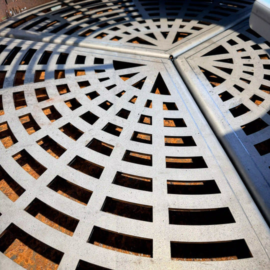 Découpe laser de métal avec motif géométrique ajouré pour fabrication sur mesure.