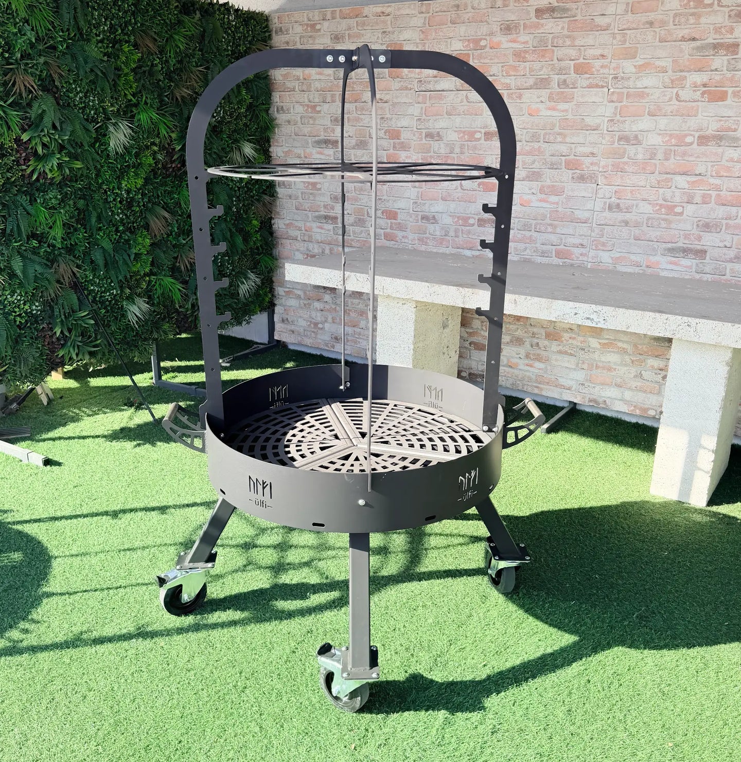 Brasero de jardin métallique sur roulettes avec grille de cuisson et support de cuisson.
