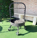 Brasero de jardin métallique sur roulettes avec grille de cuisson et support de cuisson.