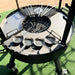 Barbecue circulaire en métal avec poêles de cuisson et grille de cuisson sur pieds.