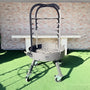 Barbecue circulaire en métal noir sur roulettes avec support de cuisson