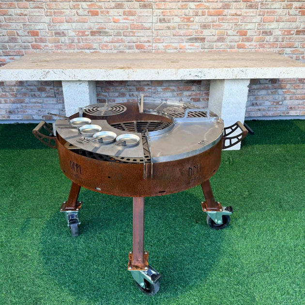Barbecue brasero en métal rouillé sur roulettes avec accessoires de cuisson