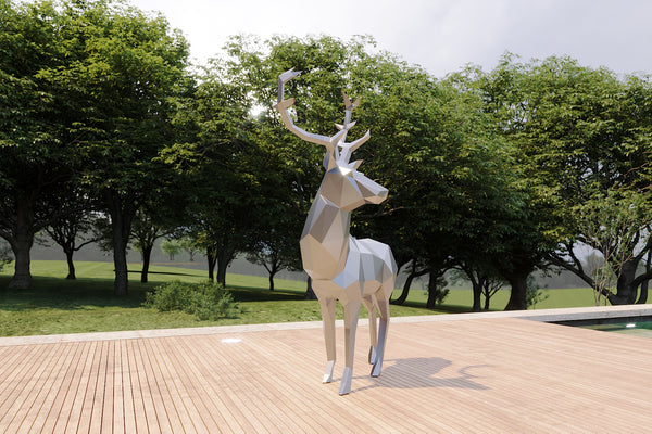 Sculpture design en métal argenté représentant un cerf géométrique sur une terrasse en bois