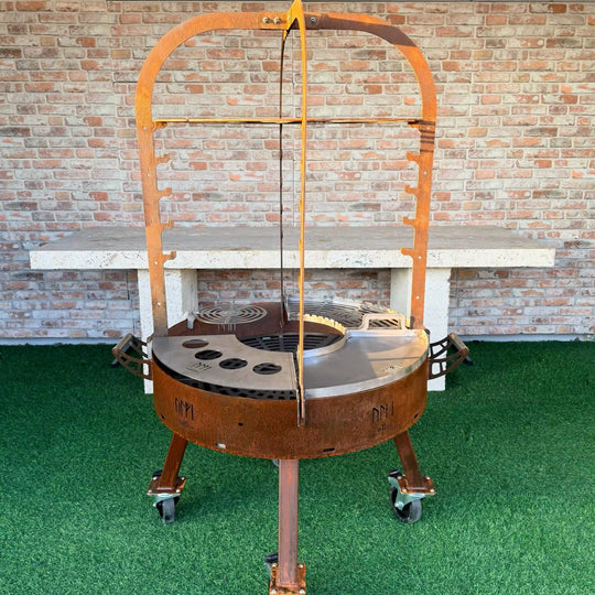 Brasero extérieur en métal rouillé sur roulettes avec support de cuisson