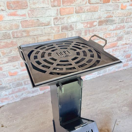 Barbecue de jardin en métal noir avec grille de cuisson découpée au laser