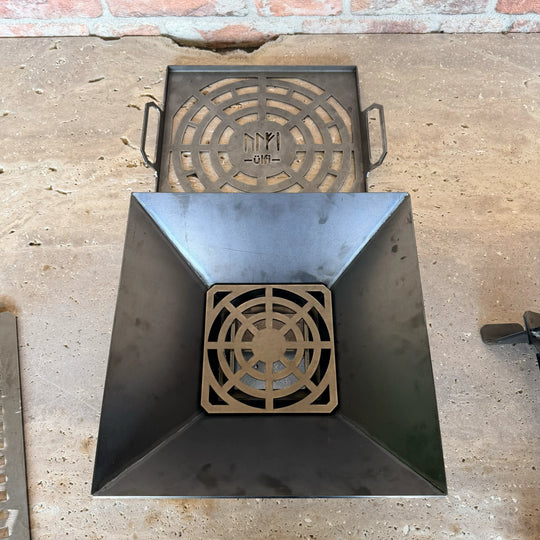 Brasero métallique carré en acier avec grille de cuisson découpée au laser.