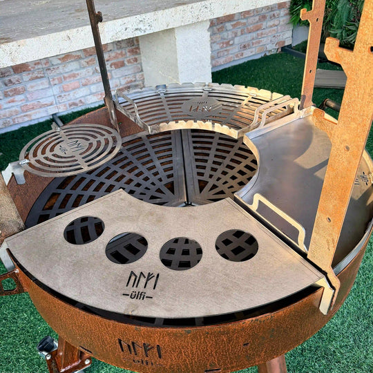 Brasero en métal découpé au laser avec grilles de cuisson amovibles et finitions rouillées.