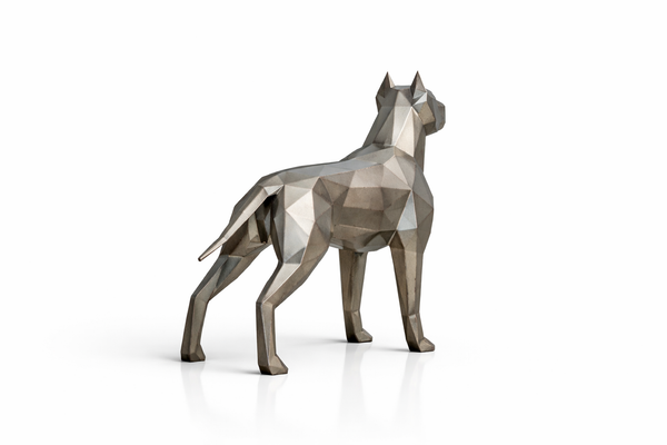 Sculpture métallique design en forme de chien de style géométrique low poly.