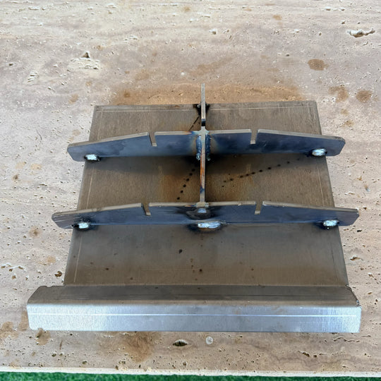 Table de soudure sur mesure en métal avec montages de fixation et profilés acier.