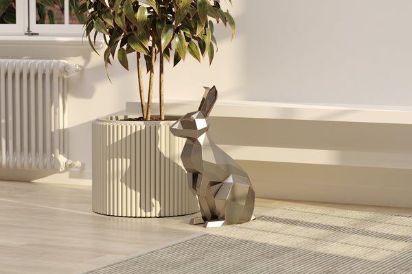 Sculpture décorative de lapin en métal au design géométrique moderne.