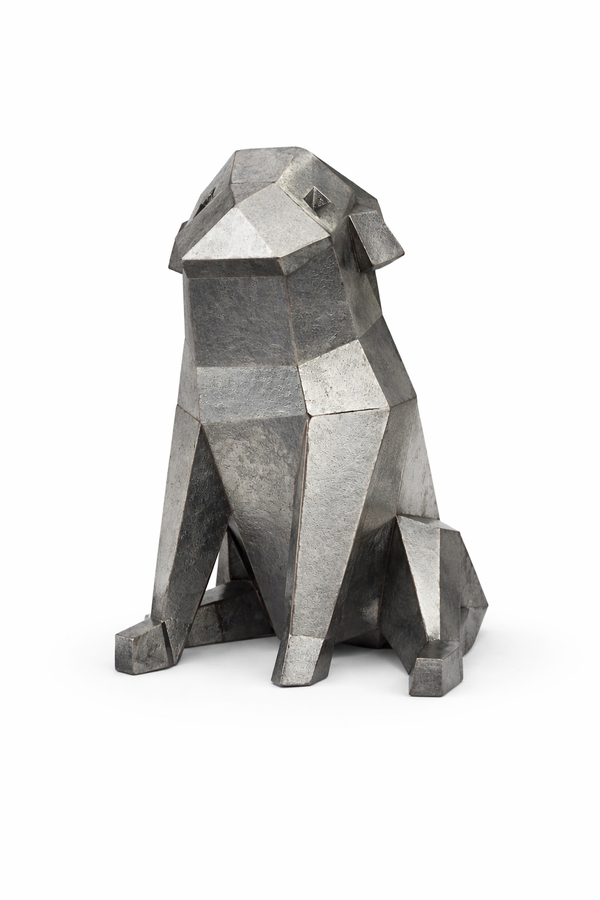 Sculpture de chien en métal au style géométrique et moderne sur fond blanc