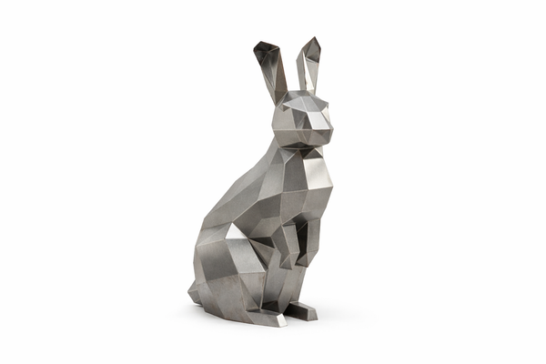 Sculpture de lapin en métal au style géométrique polygone sur fond blanc.