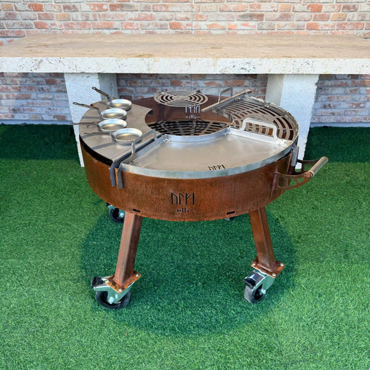 Barbecue de jardin en métal sur roulettes avec poêles de cuisson et grille.