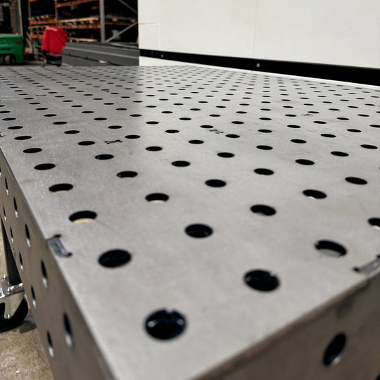 Table de soudure sur mesure en métal avec perforations pour découpe laser.