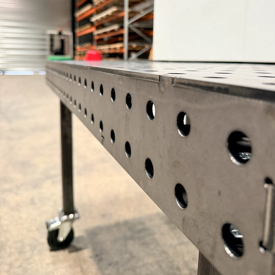 Table de soudure sur mesure en métal perforé avec roulettes pour atelier.