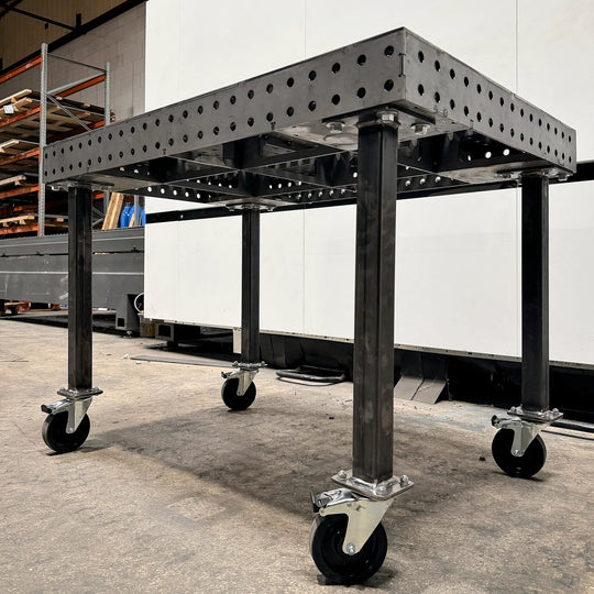 Table de soudure mobile sur mesure avec pieds métalliques et roulettes pivotantes